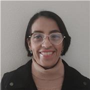 Profesor de Biología imparte a clases a niños